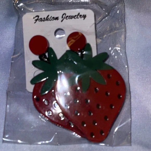 NEW IN PACKAGE Strawberry Acrylic Earrings - Picture 2 of 5
